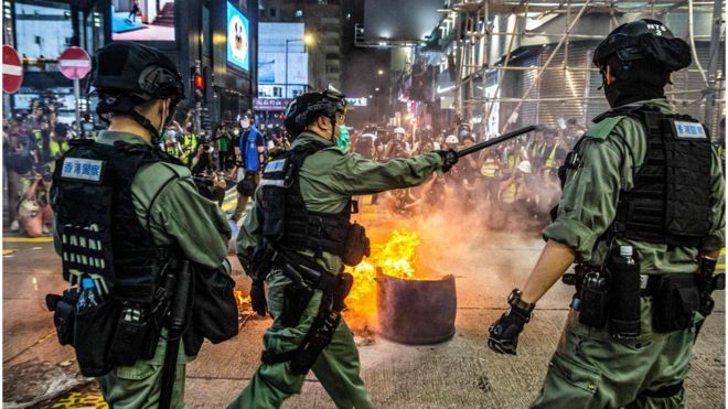 警民冲突不断，令香港更加撕裂。