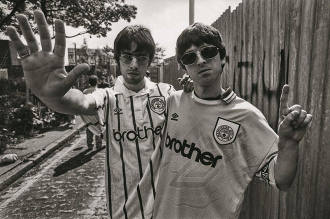 Лиам и Ноэль Галлахеры в футболках «Манчестер Сити»