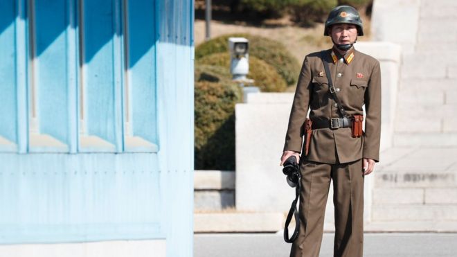 Северокорейский солдат в Объединенной зоне безопасности в ДМЗ