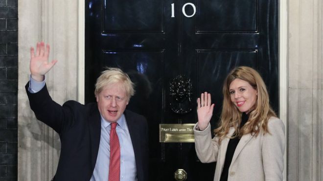 Премьер-министр Борис Джонсон и его подруга Кэрри Саймондс прибывают на Даунинг-стрит после того, как Консервативная партия вернулась к власти на всеобщих выборах с повышенным большинством.