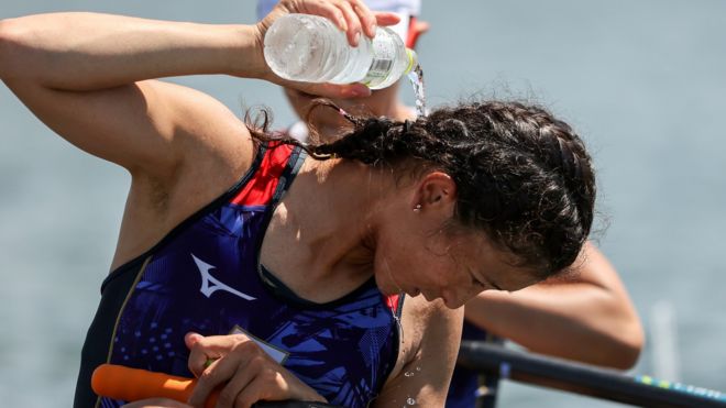 Japanese rower Ayami Oishi pours water over her head
