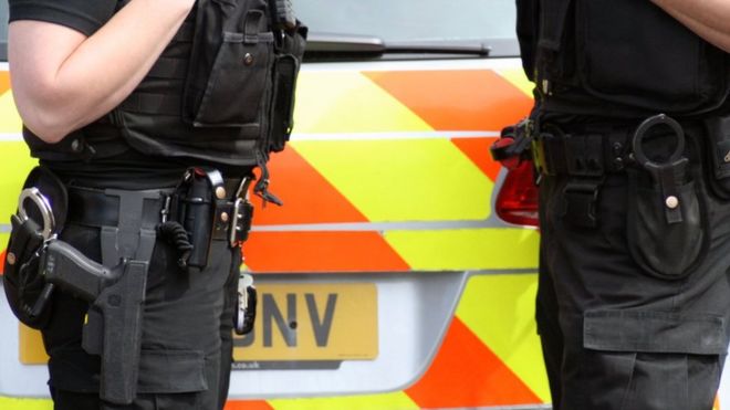 Полиция шотландских офицеров по огнестрельному оружию
