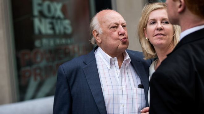 Председатель Fox News Роджер Эйлс гуляет со своей женой Элизабет Тилсон, когда они покидают здание News Corp, 19 июля 2016 года в Нью-Йорке.