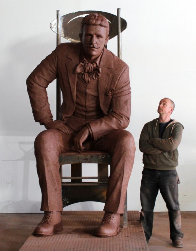 Энди Скотт со скульптурой