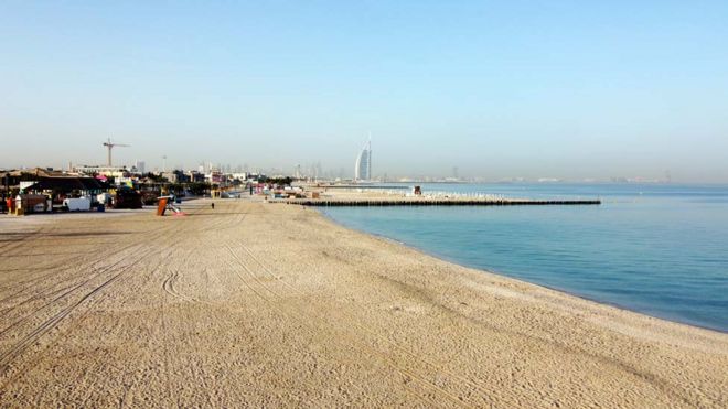 Uma foto tirada por um drone mostra uma praia deserta em Dubai, nos Emirados Árabes Unidos.