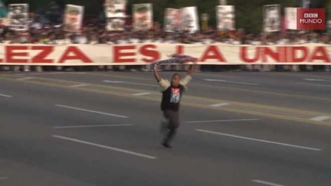 Hombre corriendo en el desfile por el Día de los Trabajadores