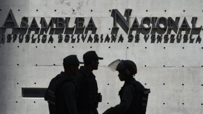 Члены Боливарианской национальной гвардии Венесуэлы блокируют доступ к Федеральному законодательному дворцу, в котором 15 мая 2019 года состоятся как Национальное собрание, возглавляемое оппозицией, так и проправительственное Национальное учредительное собрание, в Каракасе.