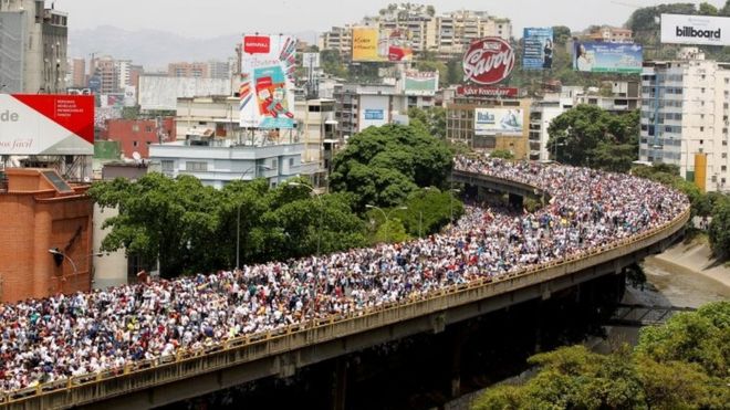Демонстранты митингуют во время так называемой «Матери всех маршей» против президента Венесуэлы Николаса Мадуро в Каракасе, Венесуэла 19 апреля 2017 года