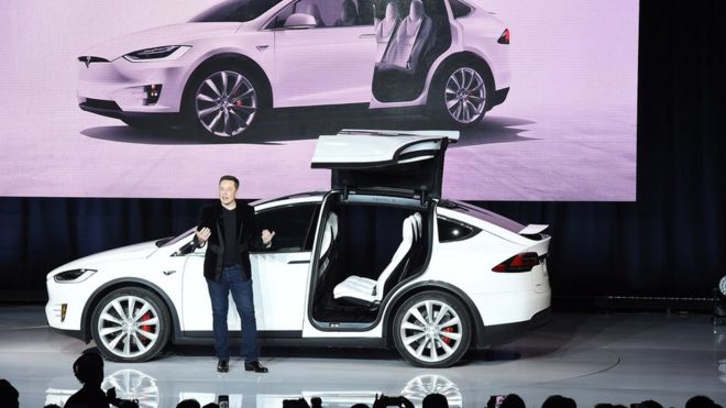Генеральный директор Tesla Элон Маск выступает на церемонии запуска Model X в Фемонте, штат Калифорния, 29 сентября 2015 года.