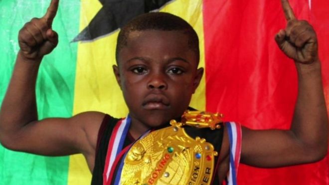 Rencontre Prince Larbie 'The Buzz' avec l'enfant boxeur le plus rapide du monde