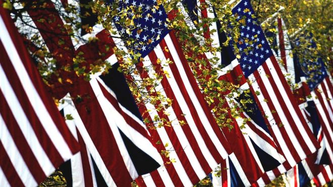 Флаги США и Великобритании на Молле