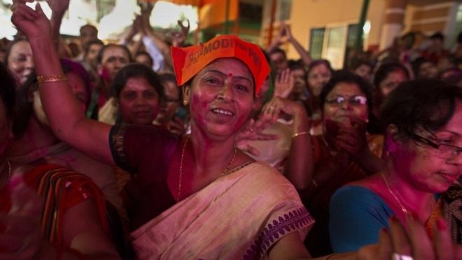 Сторонники партии Бхаратия Джаната (BJP) празднуют победу на выборах в Ассам на выборах в Гаухати, Индия, четверг, 19 мая 2016 года