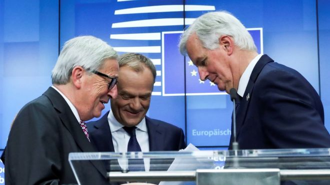 European Commission President Jean-Claude Juncker (l), European Council President Donald Tusk (c) and European Union's chief Brexit negotiator Michel Barnier (r)