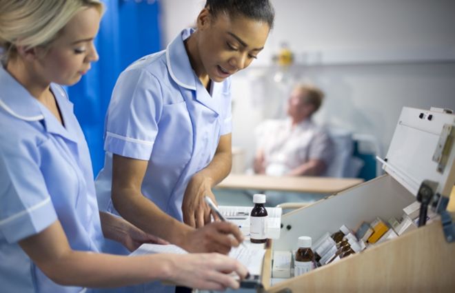Типичное изображение медсестер, выдающих лекарства в больничной палате