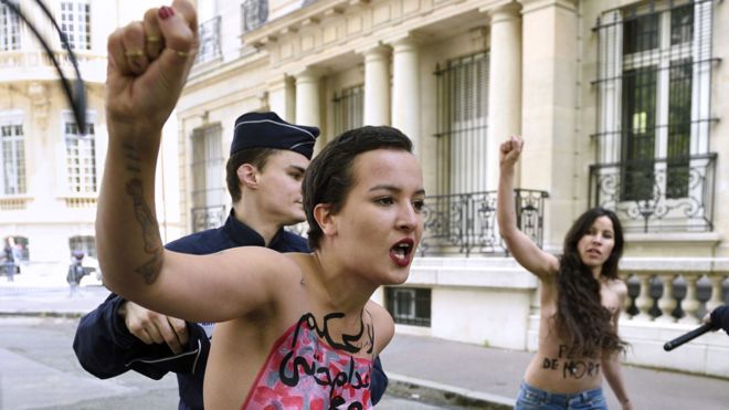 Амина Сбуи и член Femen протестуют в Париже