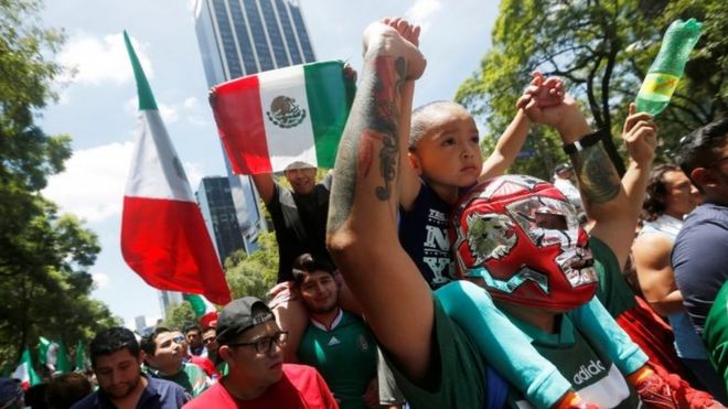 Футбол Футбол - Чемпионат мира по футболу - Группа F - Германия против Мексики - Мехико, Мексика - 17 июня 2018 года - мексиканские болельщики празднуют у памятника Ангелу Независимости