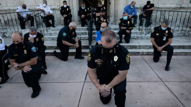 Policías de Coral Gables arrodillados