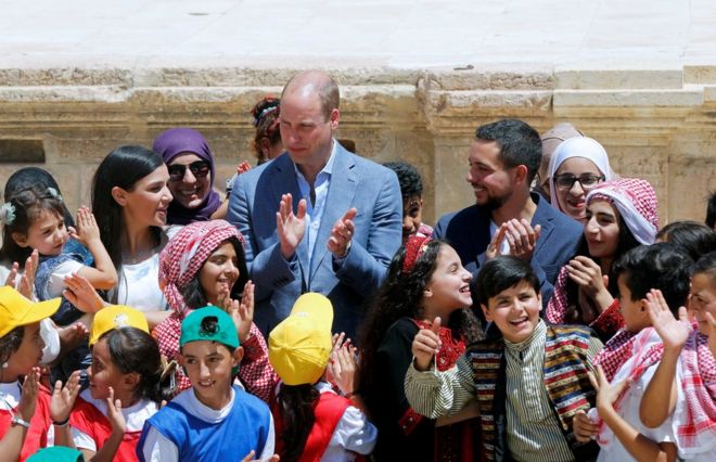 Принц Уильям и наследный принц Иордании Хуссейн общаются с детьми в древнем городе Джераш