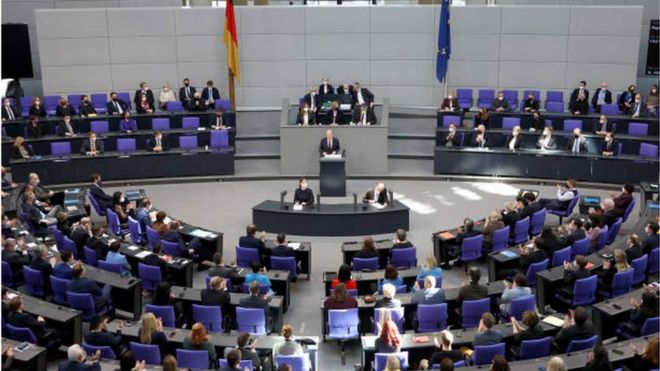 المستشار الألماني يلقي خطابه في البرلمان "البوندستاغ".