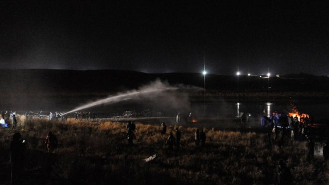 Ранее полиция очистила лагерь-спутник, используя водяные пушки при минусовых температурах