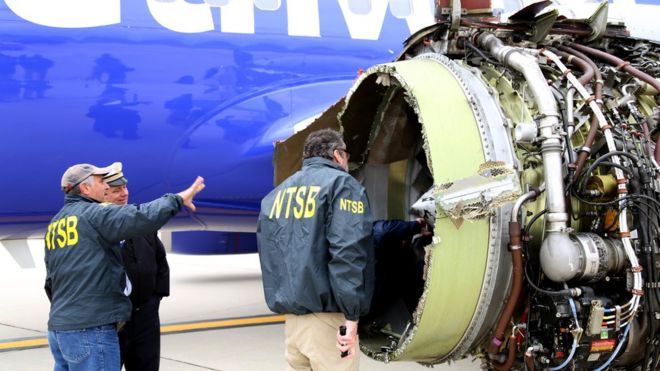 Следователи изучают повреждения турбовентиляторного двигателя CFM International 56-7B, принадлежащего рейсу 1380 авиакомпании Southwest Airlines, который отделился во время полета 17 апреля 2018 года