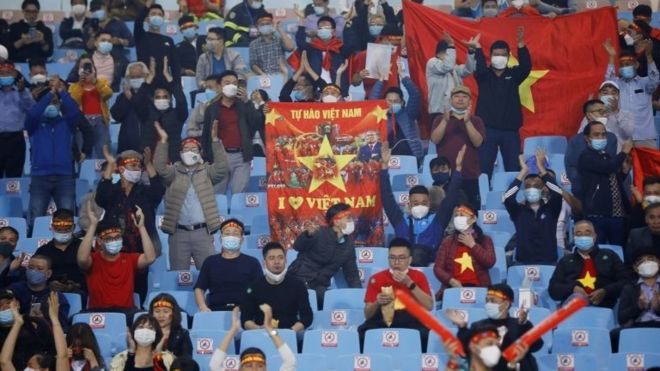 Người dân Việt Nam nhiệt tình nói về bóng đá nhưng sợ nói về chính trị?