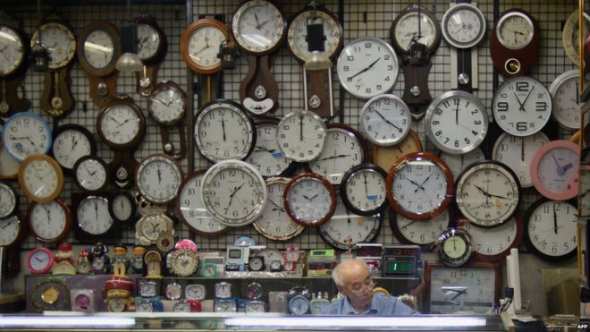 Торговец часами сидит в своем магазине в Сеуле 29 июля 2015 года