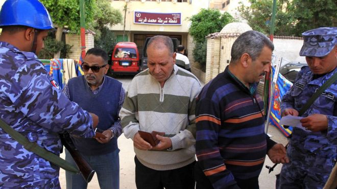 Морские призывники проверяют удостоверения личности на избирательном участке в Александрии, Египет (26 марта 2018 года)