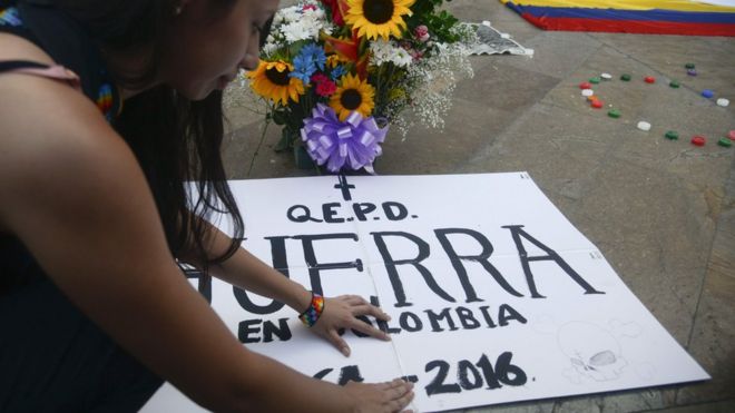 Колумбийцы празднуют на площади Ботеро в Медельине, департамент Антиокия, после подписания соглашения о прекращении огня между правительством и партизанами ФАРК в Гаване 23 июня 2016 года.