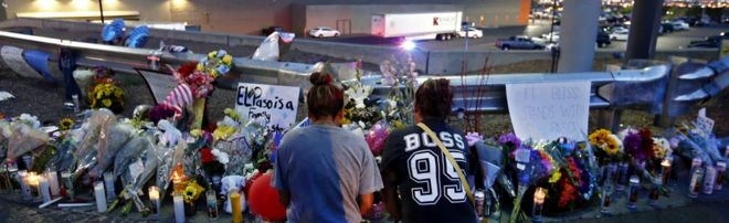 Две женщины преклоняют колени, чтобы помолиться у мемориала на месте массовой стрельбы в Walmart в Эль-Пасо, штат Техас