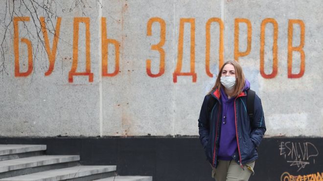 Девушка на улице Екатеринбурга