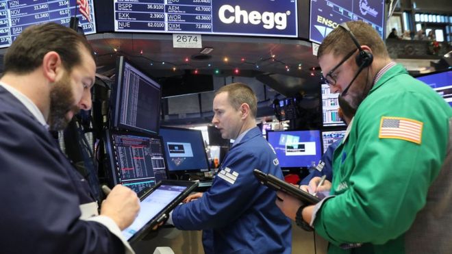 Трейдеры работают на площадке Нью-Йоркской фондовой биржи (NYSE) 19 декабря 2017 года