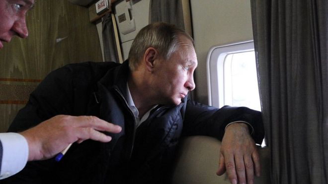 Putin observa Crimea desde la ventanilla de un avión.