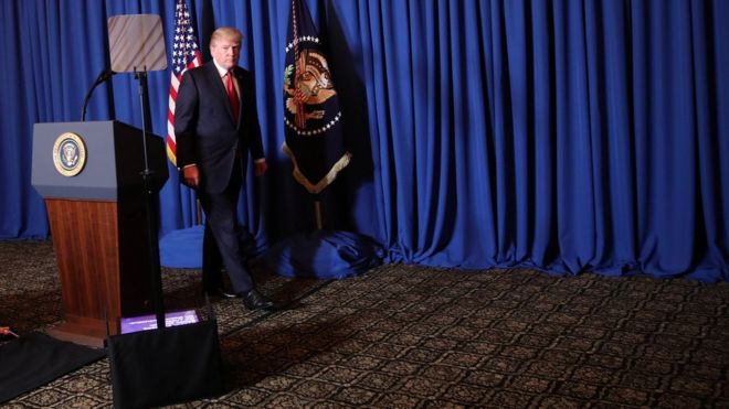 Donald Trump al finalizar una conferencia de prensa