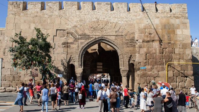 На снимке, сделанном 19 сентября 2015 года, изображены люди, идущие перед Нарын-Калаской крепостью в Дербенте