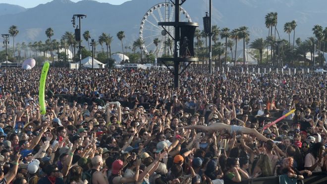 Толпа на фестивале Coachella