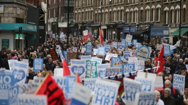 Тысячи людей идут в знак протеста против финансирования NHS