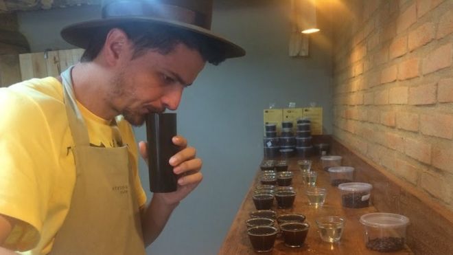 Кофейный фермер Jhone Lacerda пробует кофе