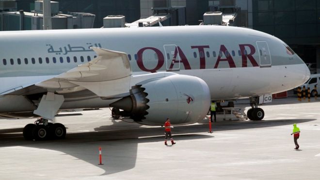 Самолет Qatar Airways в международном аэропорту Хамад в Дохе, Катар, 7 июня 2017 года