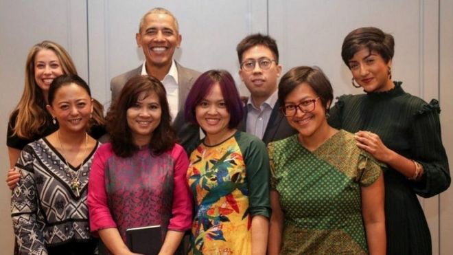 Bà Hoàng Minh Hồng (áo dài, giữa) chụp ảnh cùng cựu tổng thống Mỹ Obama và các học giả Quỹ Obama