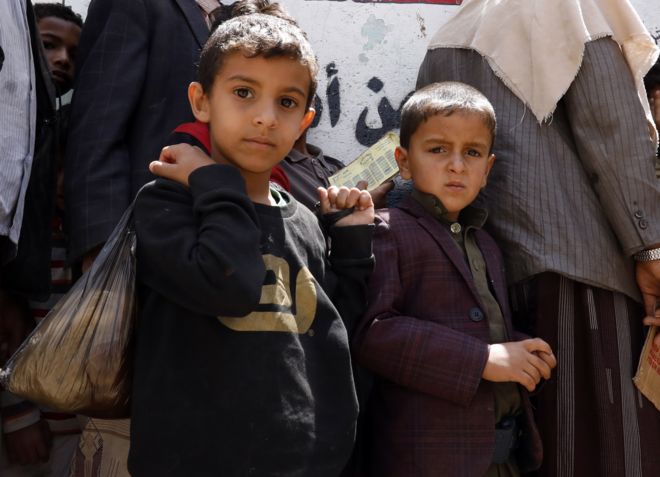 Йеменские дети ждут бесплатного питания от благотворительной группы в Сане, апрель 2020 г.