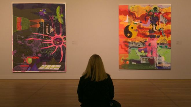 Женщина рассматривает современное поп-арт на выставке в Монреальском музее изящных искусств
