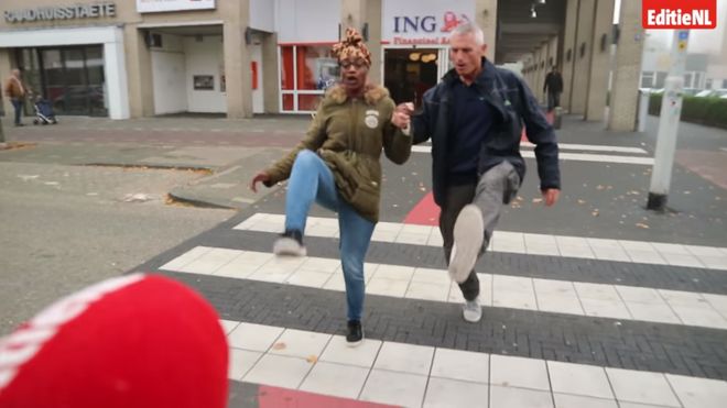 Алоиз Биджл показывает, как пользоваться перекрестком «глупых прогулок» в Спийкениссе, Нидерланды, 2018