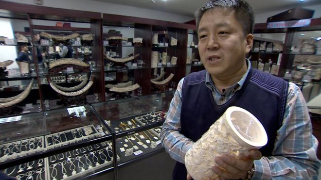 Лю Фэнхай говорит с BBC, что у него есть резной предмет из слоновой кости