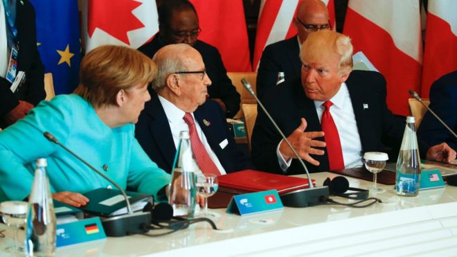 Президент Дональд Трамп беседует с канцлером Германии Ангелой Меркель (слева) и президентом Туниса Беджи Каидом Эссебси на саммите G7 27 мая 2017 года в Таормине, Сицилия