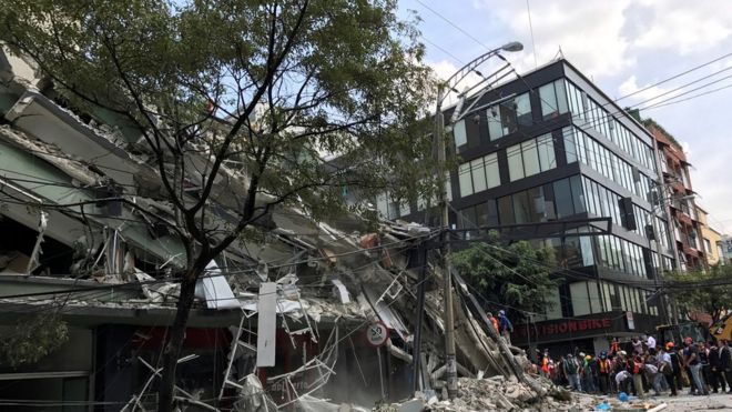 рухнуло здание рядом с другим из стекла и металла в Мехико