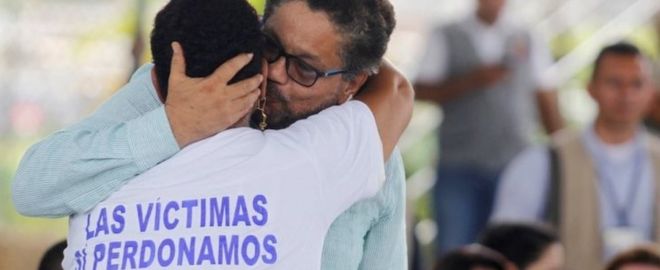 Командир Фарка Иван Маркес обнимает жертву резни в Чините, поскольку члены ФАРК публично приносят свои извинения в средней школе Сан-Педро-Клавер в Апартадо, Колумбия, 30 сентября 2016 года.