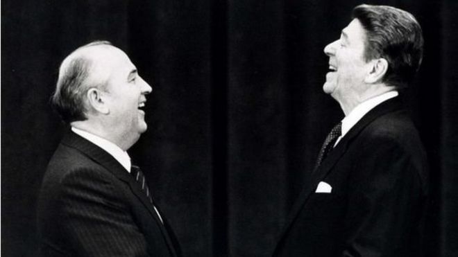 戈爾巴喬夫與美國總統里根握手。蘇聯與美國關係緩和，冷戰走向結束。
