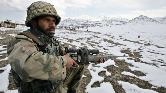 Пакистанский солдат стоит на страже на пакистано-афганской границе