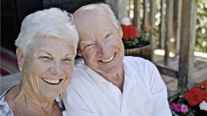 Pareja de personas mayores
